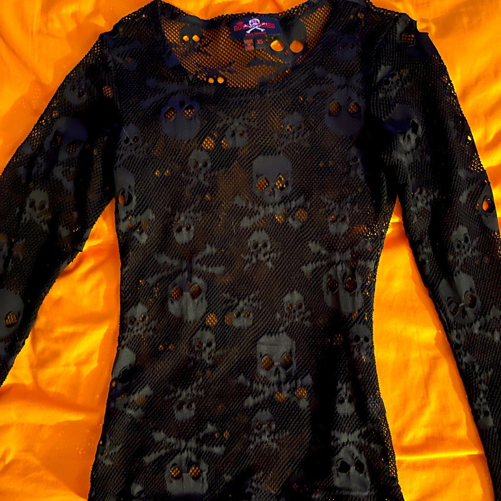 Long sleeve fishnet top with skulls